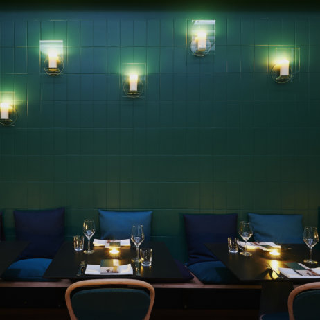 KISMET Restaurant München_Grüne geflieste Wand und Kerzenlicht