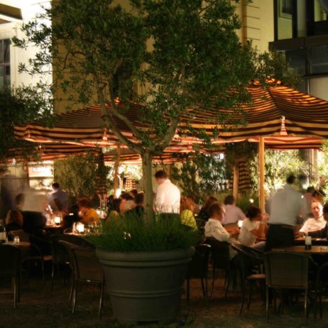 Brenner Biergarten abends München