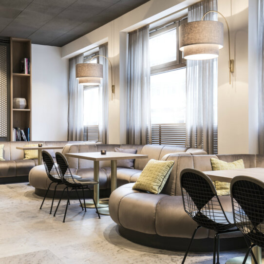 Hotel H'Otello B01 Ludwigsvorstadt München Tische