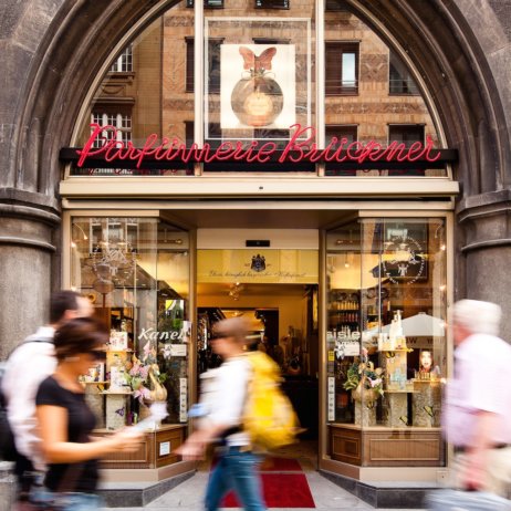 Gröger Beauty München_Eingang Parfümerie Brückner Marienplatz