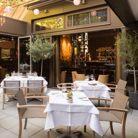 Tian München_Sitzbereich Innenhof