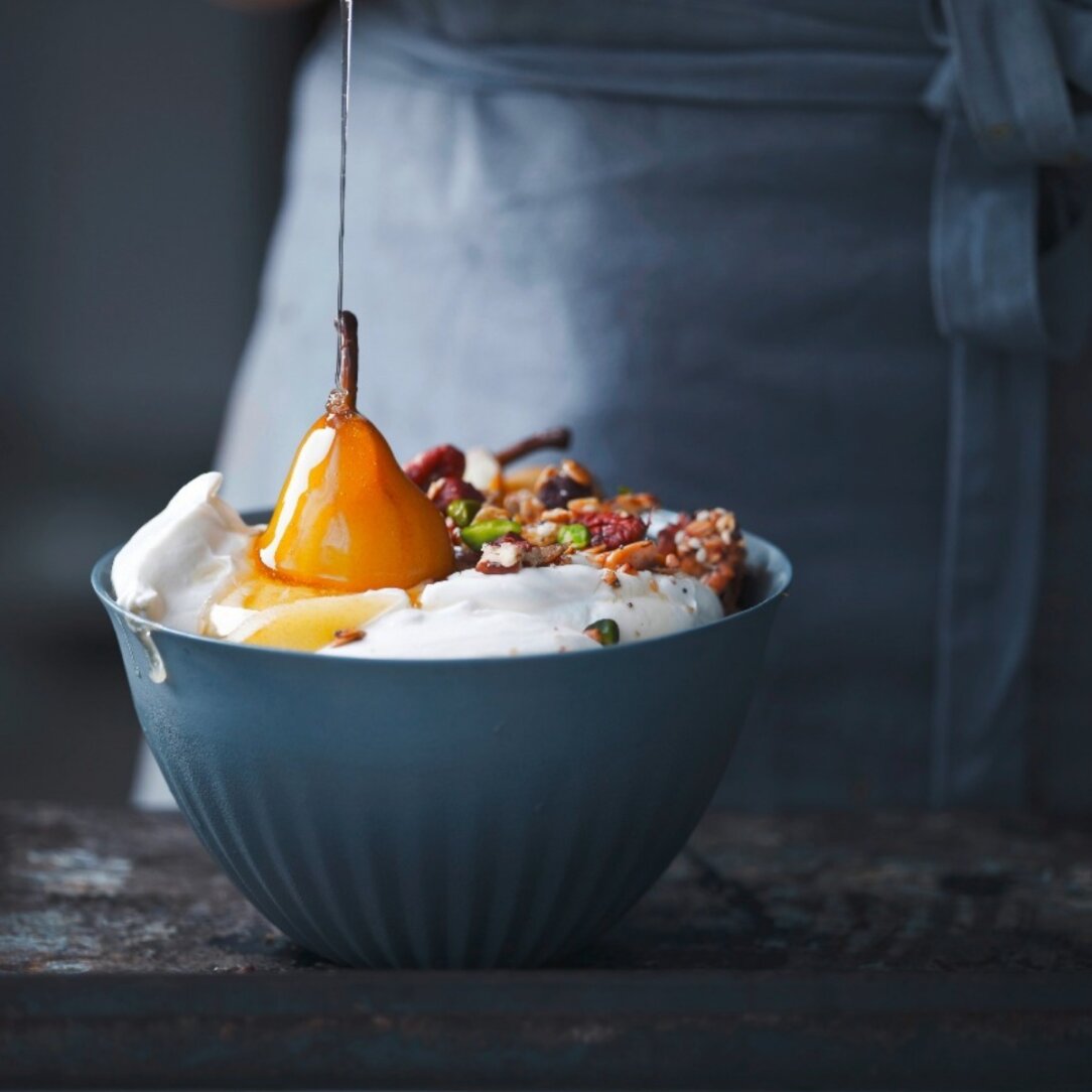 Rezept Granola mit Joghurt und Safranbirnen von Bernadette Wörndl