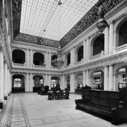 Historische Aufnahme der Schalterhalle Hotel de Rome