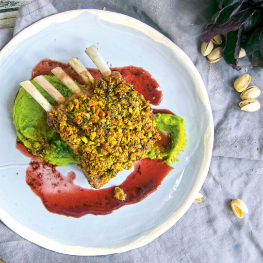 Rezept für Lammkarree mit Pistazien Erbsenpüree Portweinjus