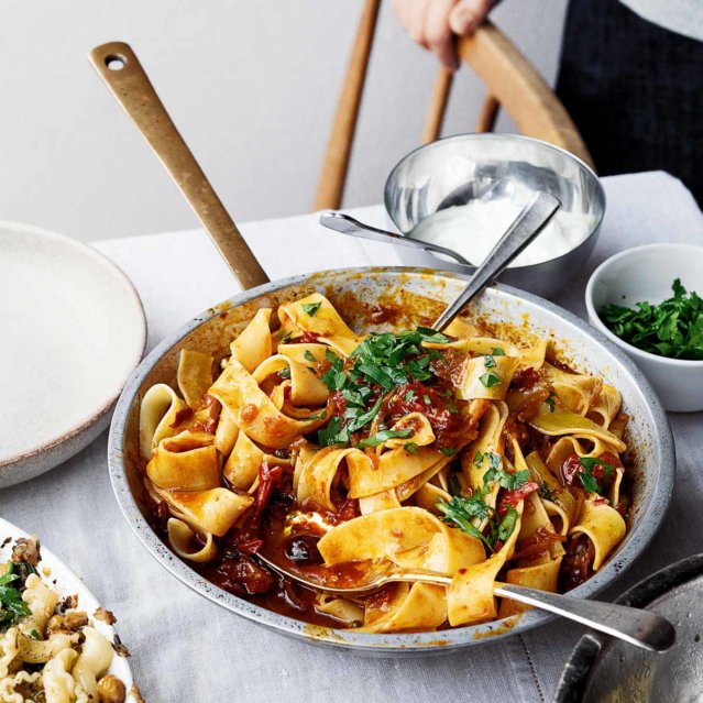 Pappardelle mit Harissa, schwarzen Oliven und Kapern