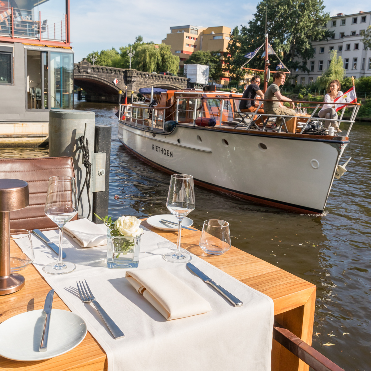 Professor Jernbanestation Skuldre på skuldrene Top 10 most beautiful restaurants at the water - Berlin | CREME GUIDES
