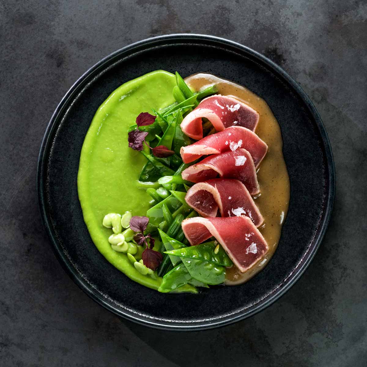 Thunfisch Tataki aus dem Kochbuch Eat Drink Qomo | CREME GUIDES