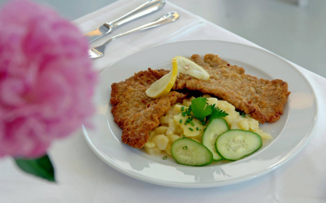 Schnitzel im Restaurant Alpenstück in Berlin