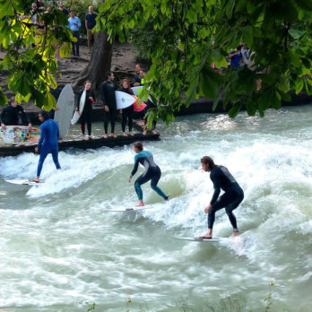 Surfen im Eisbach in München