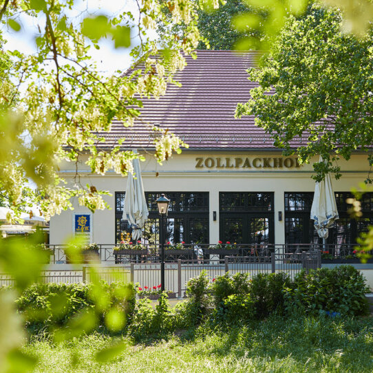 Zollpackhof Biergarten mit Blick auf die Spree