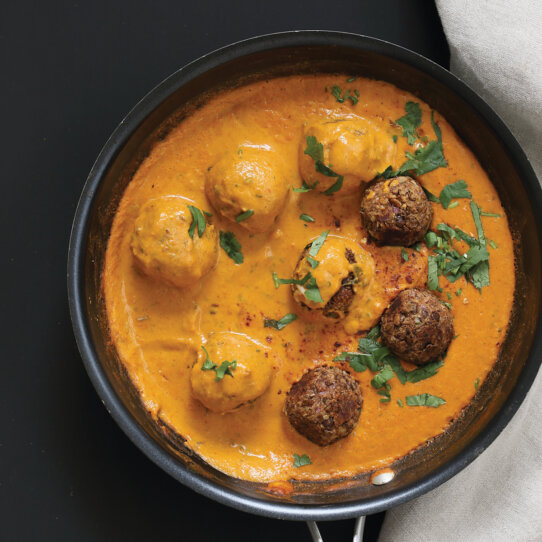 Linsenklöschen in Massala Sauce © Richa Hingle