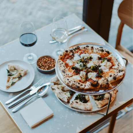 Estelle Dining zwei Pizzen und Weine (1)