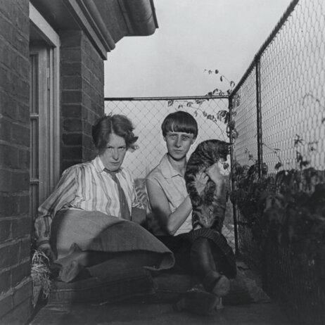 Ohne Titel (Hannah Hch mit Til Brugman und Katze Ninn in Den Haag, Niederlande  Schenkung aus Privatbesitz, Rainer Koenig, Berlin