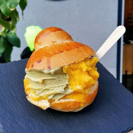 Brioche mit Gelato Duo Sicilian Ice Cream