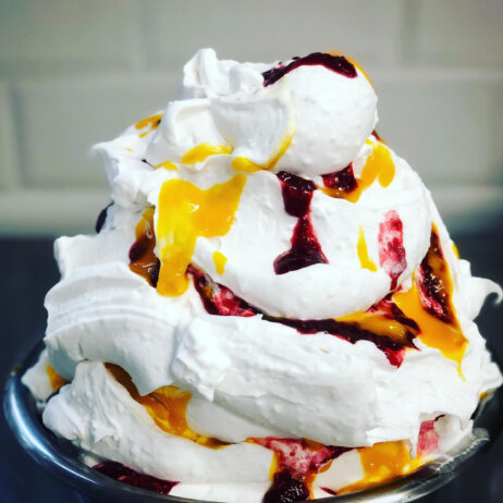 Katchi Ice Cream Berlin Sticky Rice mit Kokosnuss, Raspberry Coulis und Mango Ragout