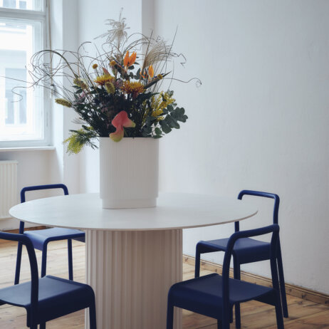 Maran44 Neukoelln Blumen und Tisch