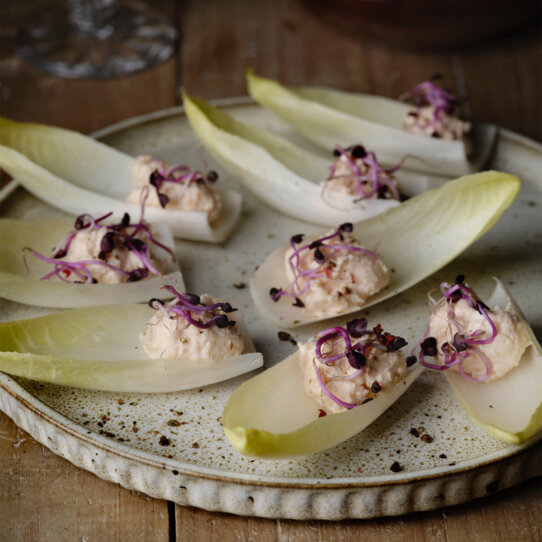 Chicoree mit Lachsmousse und Sprossen aus Annabelles Winterkochbuch