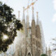 Die Basilika Sagrada Familia und Baukraene