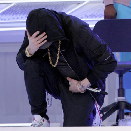Eminem, kneeing durig, Super Bowl, 2022, copyright Reuters