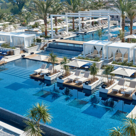 4_2 Pool Club Cabana©Regent Porto Montenegro