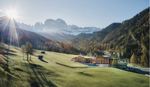 Aussenansicht_Cyprianerhof Dolomit Resort_Hotel & Rosengartenmassiv Michael Huber