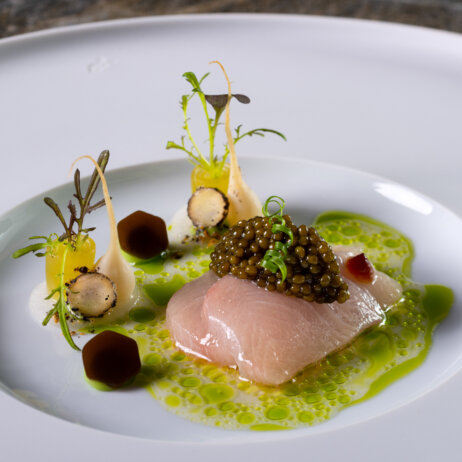Atelier_Gelbflossenmakrele und N25 Kaviar, Daikon, geräucherter Dashi und Schnittlauch_©DanielSchvarcz
