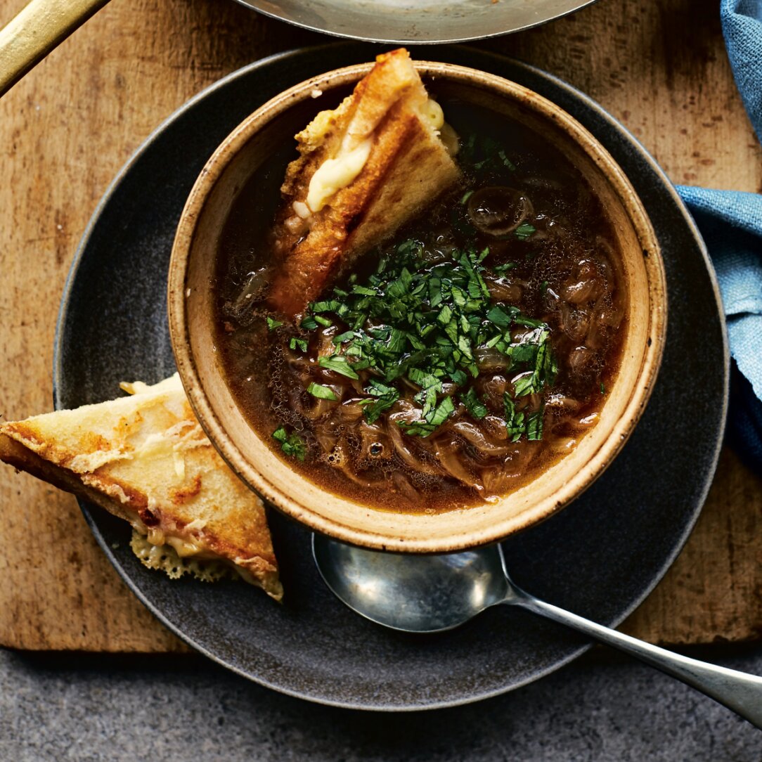 Französische Zwiebelsuppe | mit Gruyère-Sandwich | CREME GUIDES