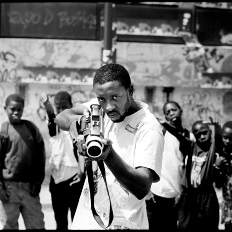 JR_28-Millimetres-Portrait-dune-generation-Braquage-Ladj-Ly-vu-par-JR-Les-Bosquets-Montfermeil_2004