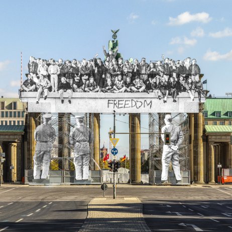 JR_Giants-Brandenburg-Gate-September-27th-2018-1