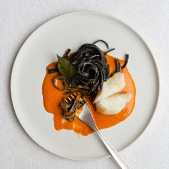 Kabeljau mit schwarzen Spaghetti alla Chitarra | CREME GUIDES