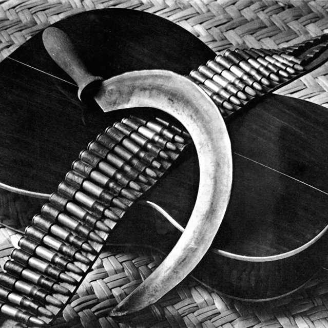 Tina Modotti_Gitarre, Patronengürtel und Sichel_1927