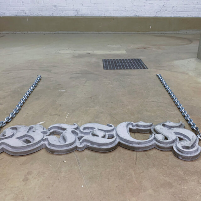 Susanne Piotter, bitch, 2022, 100 x 33 cm (ohne Kette), Beton und Ankerkette, verzinkt