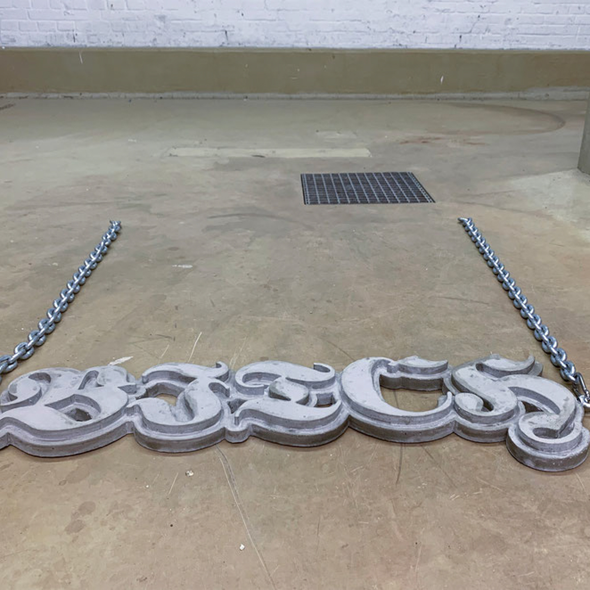 Susanne Piotter, bitch, 2022, 100 x 33 cm (ohne Kette), Beton und Ankerkette, verzinkt
