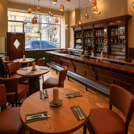 Schnitzelei I Wilmersdorf I arnozamorafilms I Tresenbereich