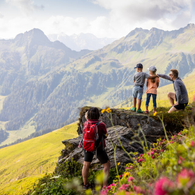Familienwandern-im-Alpbachtal_Alpbachtal-Tourismus_Shootandstyle-com