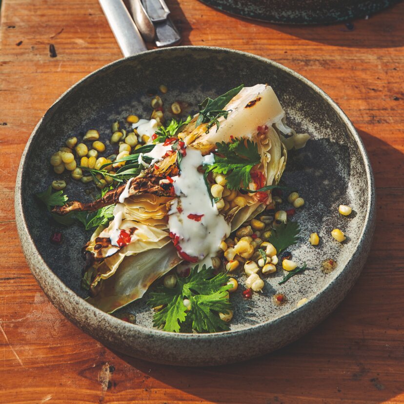 Gegrillter Spitzkohl mit Mais, Chili und Koriander | CREME GUIDES