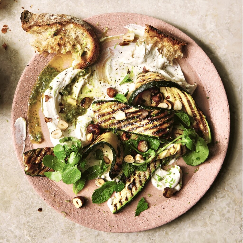 Gegrillte Zucchini mit Feta und Chili-Limetten-Dressing | CREME GUIDES