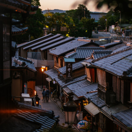 Gion, Kyoto I Foto von Cosmin Serban auf Unsplash