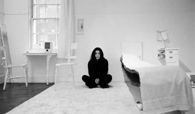Yoko_Ono_in_HALF-A-ROOM+(002)